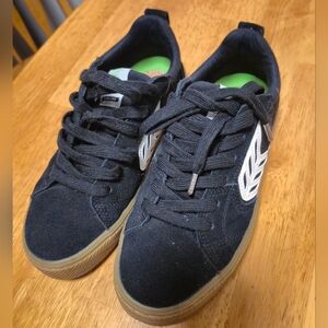 Cariuma Black and Green Sneakers with Modern Comfort